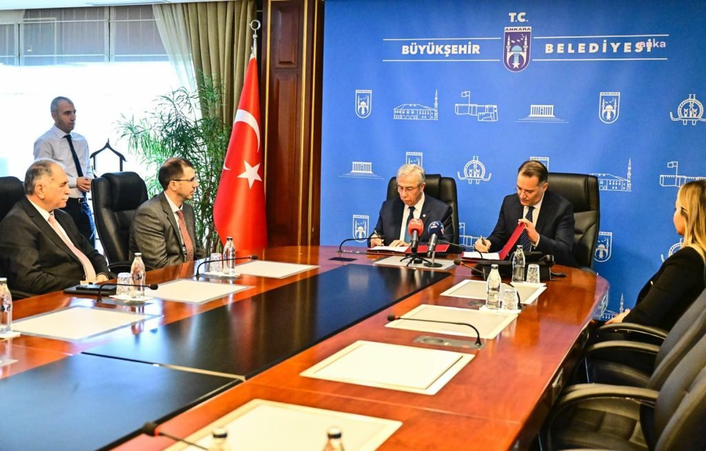mansur-yavas-dunya-seffaflik-dernegi-ile-yerel-yonetim-seffaflik-taahhutnamesi-imzaladi-artik-belediyelerin-kotu-sohretle-anilmasinin-son-bulmasi-lazim