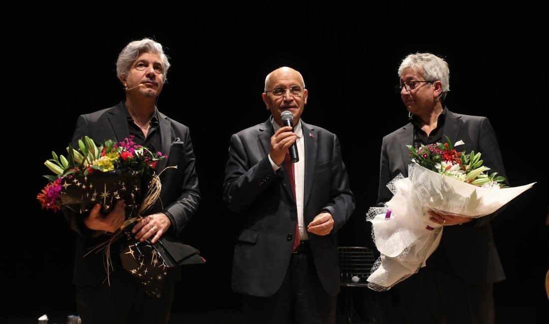 Nejat Uygur Tiyatro Salonu, Dünya Tiyatro Günü’nde perdelerini izleyicisine açtı.