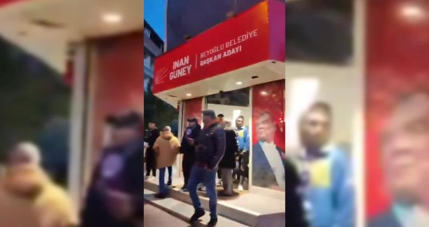 İstanbul Kasımpaşa&rsquo;da AKP’li bir grup CHP&rsquo;nin se&ccedil;im ofisine girip slogan