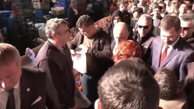 İYİ Parti Genel Başkanı Meral Akşener, Afyonkarahisar’da pazar esnafını ziyaret