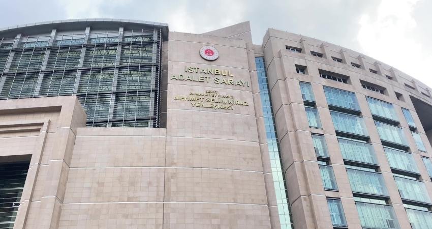 GAYE ŞEYMA CAN İstanbul Beyoğlu’ndaki ofisinde alacağının kalanını almaya &ccedil;alışan