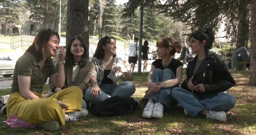 Ankara’da 31 Mart Yerel Seçimleri kapsamında oylarını kullanan vatandaşlar, güneşli