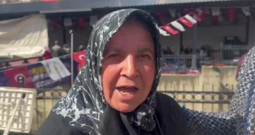 CHP Osmaniye Milletvekili Asu Kaya, Osmaniye&rsquo;nin Bah&ccedil;e il&ccedil;esinde pazarda alışveriş