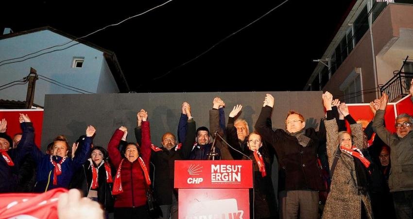 Ayvalık Belediye Başkanı Mesut Ergin, Yenimahalle&rsquo;deki halk buluşmasında, &ldquo;İnsanlarımızın eski
