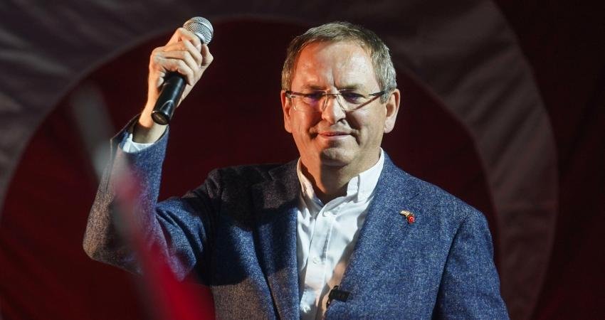 Ayvalık Belediye Başkanı Mesut Ergin, ilçe sakinlerinin doğal gaz çalışmalarına
