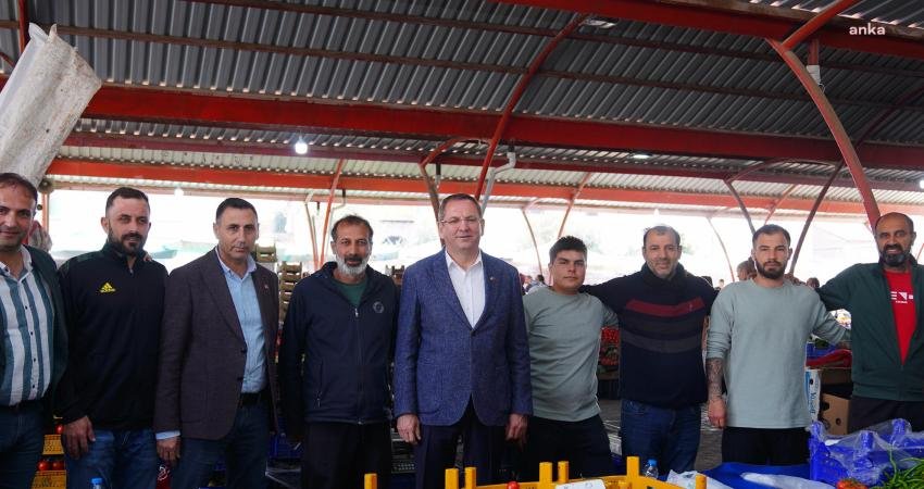 Ayvalık Belediye Başkanı Mesut Ergin, Sarımsaklı Salı Pazarı&rsquo;nda vatandaşlarla bir