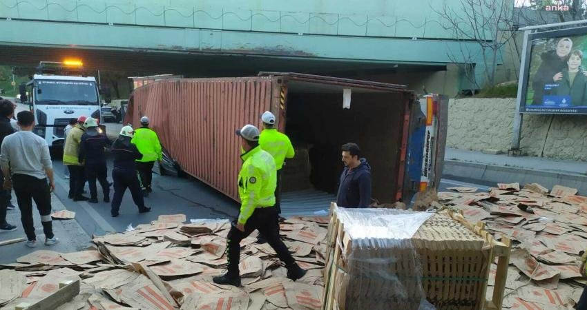 İstanbul Bakırk&ouml;y’de &uuml;st ge&ccedil;ide &ccedil;arpan kağıt y&uuml;kl&uuml; TIR, otomobilin &uuml;zerine