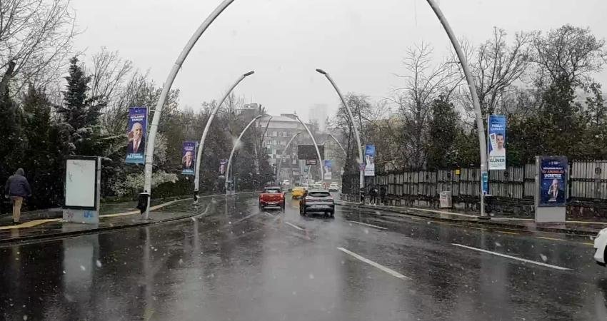 Başkentliler, Nevruz Bayramı’nda kara uyandı. Ankara’nın y&uuml;ksek kesimlerindeki Oran, Dikmen,