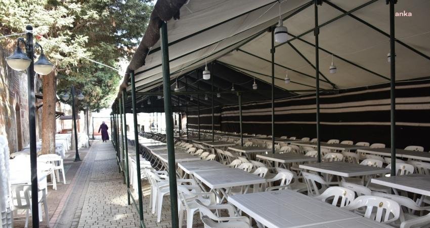 Boz&uuml;y&uuml;k Belediyesi ekipleri tarafından kurulum &ccedil;alışmaları tamamlanan iftar &ccedil;adırı, bu