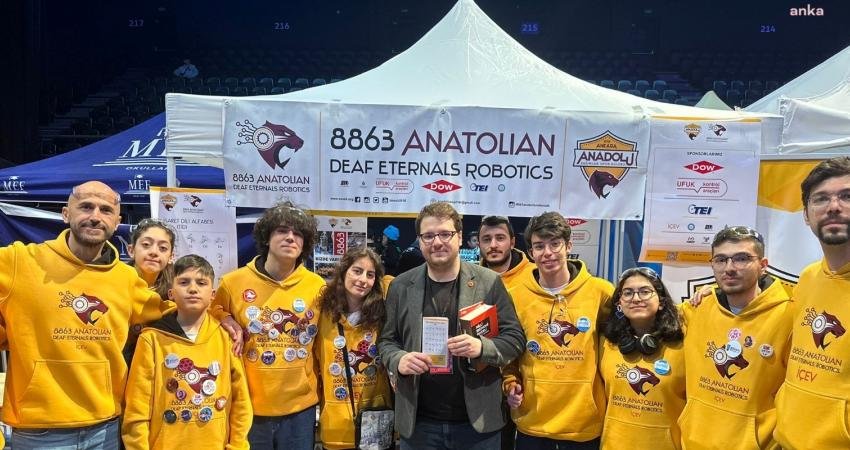 İstanbul&rsquo;da uluslararası robotik yarışmalara katılan liseli gen&ccedil;leri ziyaret eden BTP