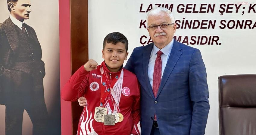Burhaniye Belediye Başkanı Ali Kemal Deveciler, Antalya’da düzenlenen Dünya Muaythai