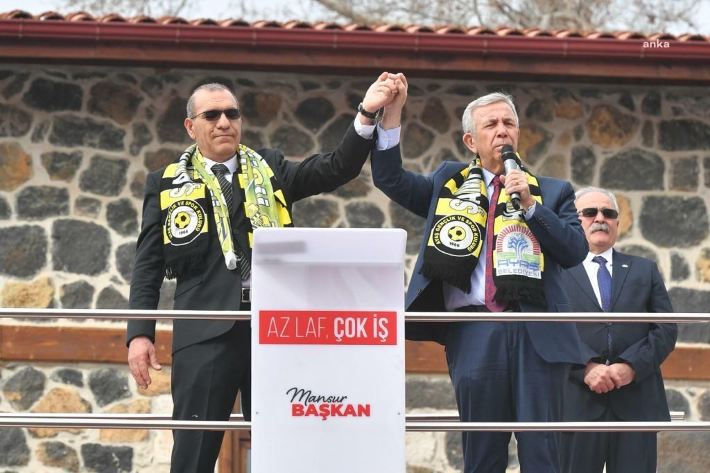 mansur-yavas-ayasta-rekor-oyla-geliyorum-ama-bircogunuz-siyaset-coplugune-gomuluyorsunuz