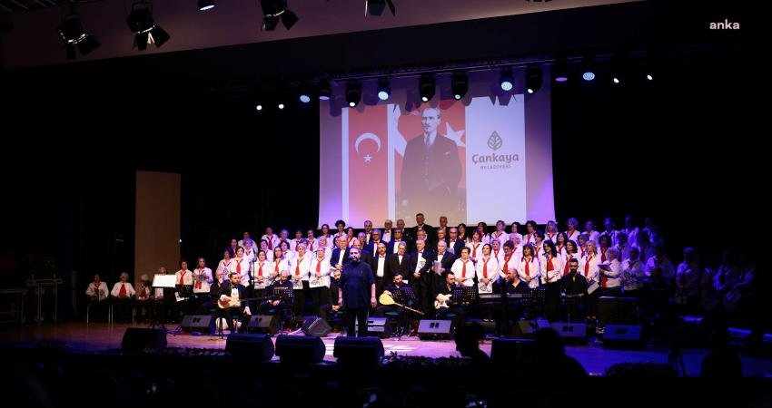 &Ccedil;ankaya Belediyesi &Ccedil;ayyolu &Ccedil;ankaya Evi m&uuml;zik kursiyerlerinden oluşan T&uuml;rk Halk