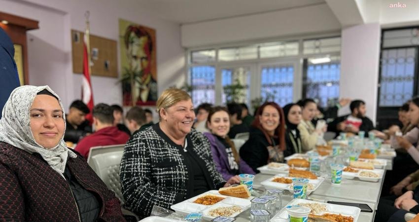 Ceyhan Belediye Başkanı H&uuml;lya Erdem, sosyal medyadan kendisine ulaşan lise