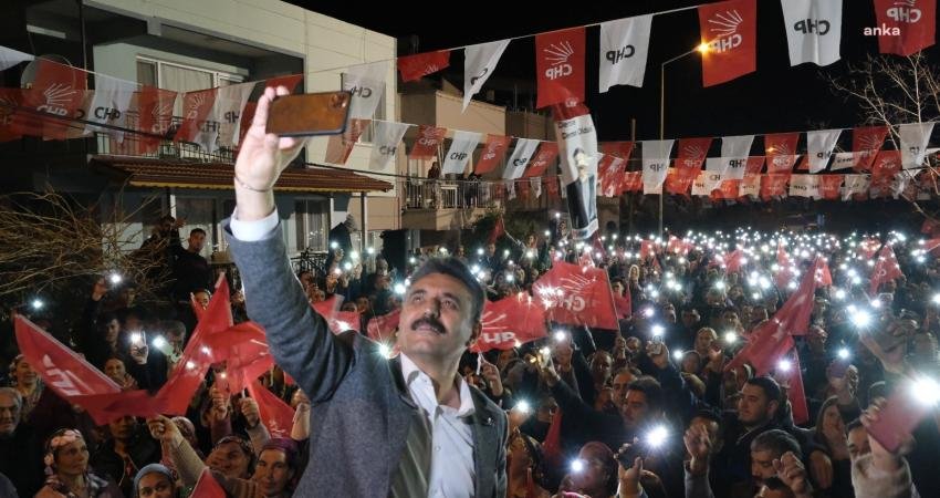 Se&ccedil;im &ccedil;alışmalarını ara vermeden s&uuml;rd&uuml;ren Dikili Belediye Başkanı ve CHP