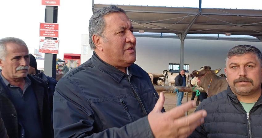 CHP’li Ömer Fethi Gürer Hayvan Pazarını Ziyaret Etti… Besici: “Bir Bardak Çay 12 Lira, 1 Litre Süt 13 Lira” CHP Niğde Milletvekili ve Tarım, Orman ve Köyişleri Komisyonu Üyesi