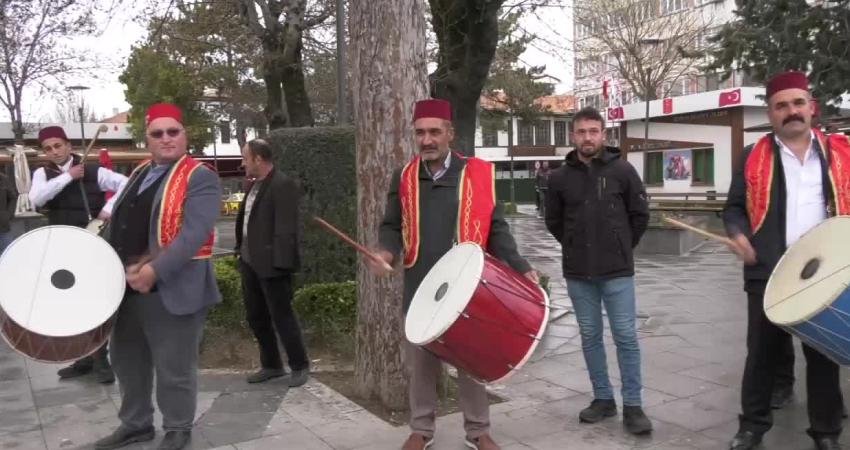 Çorum’da Ramazan Davulcuları Bu Yıl 4 Gün Çalacak ERKAN KARACA Çorum’da 150 yıldır devam eden Ramazan davulu geleneği