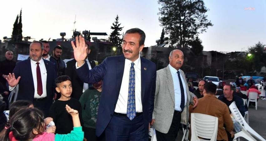 &Ccedil;ukurova Belediye Başkanı Soner &Ccedil;etin, Belediyeevleri Mahallesi&rsquo;ndeki iftar programına katıldı.