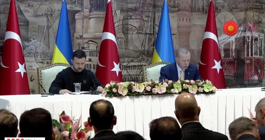 Ukrayna Devlet Başkanı Volodimir Zelenskiy ile ortak basın a&ccedil;ıklamasında bulunan
