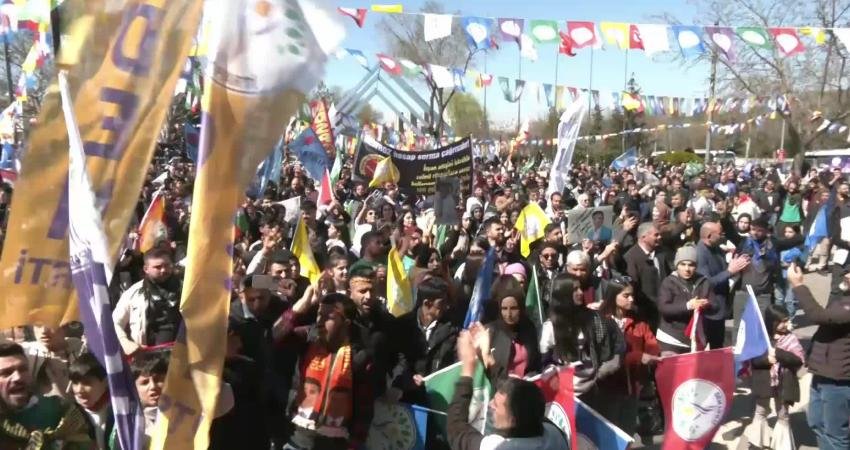 DEM Parti Ankara’da Nevruz Kutladı DEM Parti, Ankara Anıtpark’ta Nevruz etkinliği düzenledi. Etkinlikte konuşan Van