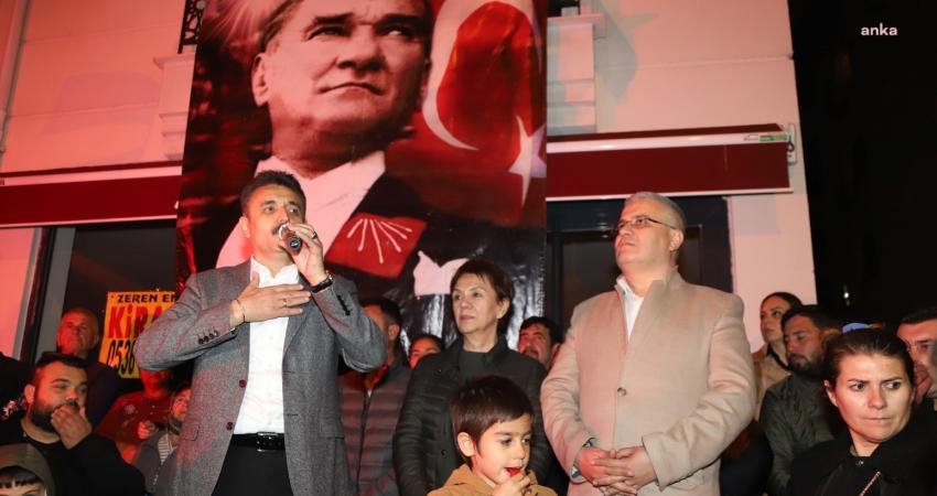 Yerel se&ccedil;im &ccedil;alışmaları kapsamında ev ziyaretlerini s&uuml;rd&uuml;ren Dikili Belediye Başkanı