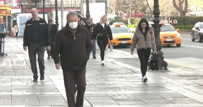 Emekliden İndirimli Uçak Bileti Müjdesine Tepki: “200 Km Uzaktaki Memleketime Gidemiyorum. İnsanın Aklıyla Alay Ediyorlar” Emekliler, düşük maaşlarını artırma taleplerine yanıt vermeyen iktidarın, ulaşım, tarım