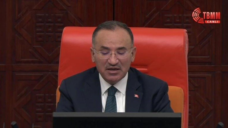 https://abone.ankahaber.net/static//video/22627db7-f1f9-4429-8ae7-d5de40f38864-720.mp4 Emekli bayram ikramiyelerini de içeren 42 maddelik Ceza Muhakemesi