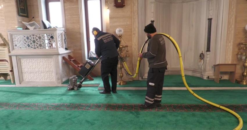 Esenyurt Belediyesi ekipleri, vatandaşların ibadetlerini daha hijyenik bir ortamda yapabilmesi