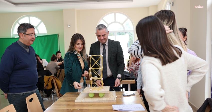 Eskişehir Büyükşehir Belediyesi’nden Öğretmenlere Yönelik “Deprem Atölyesi” Eskişehir Büyükşehir Belediyesi (EBB) Afet İşleri Dairesi Başkanlığı (AFKOM) ile
