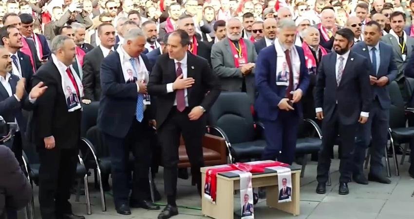 Fatih Erbakan’dan Erdoğan’a Rozet Tepkisi İstanbul Zeytinburnu’nda düzenlenen “Büyük İstanbul Mitingi”nde konuşan Yeniden Refah Partisi