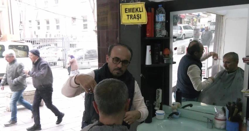 Ankara Ulus'ta emeklilere tıraş indirimi yapan berber Cesur Çabuk, “Zaten