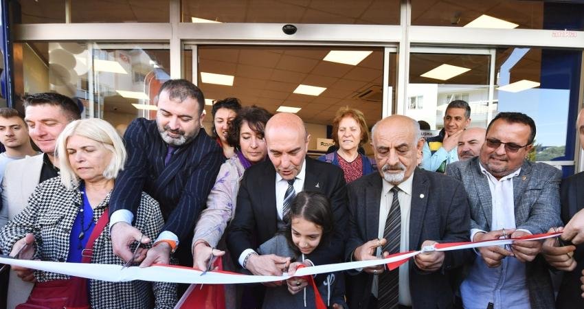 Halkın Bakkalı/Halkın Kasabı’nın Buca Akıncılar Şubesi Açıldı: Ramazan Boyunca Fiyatlar Sabit Kalacak İzmir Büyükşehir Belediye Başkanı Tunç Soyer, enflasyona karşı yurttaşın mutfağına