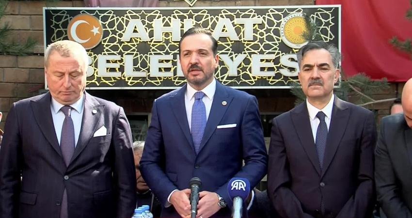 İYİ Parti S&ouml;zc&uuml;s&uuml; K&uuml;rşad Zorlu, Bitlis&rsquo;in Ahlat il&ccedil;esinde d&uuml;zenlediği basın