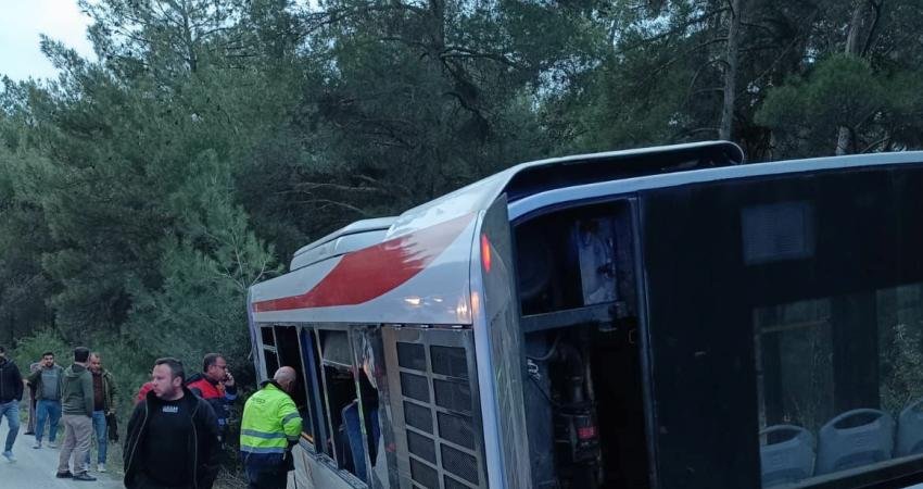 İzmir’in Gaziemir il&ccedil;esinde karşı y&ouml;nden gelen TIR ile &ccedil;arpışan belediye