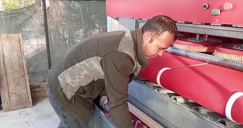 BURHAN DEMİRCİOĞLU Osmaniye’nin Kadirli lisesinde halı yıkama işi yapan Emrah