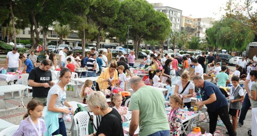 Kurduğu tematik pazarlar ile &uuml;retici ve t&uuml;keticiyi buluşturan Karşıyaka Belediyesi,