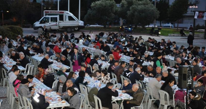 Ramazan geleneklerini yaşatan Karşıyaka Belediyesi, farklı mahallelerde d&uuml;zenlediği iftar yemekleri