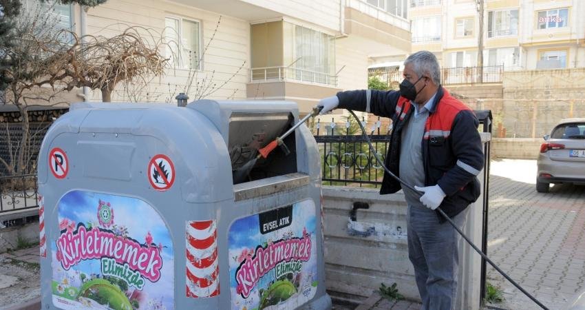 Kırşehir Belediyesi’nden Kentte İlaçlama Çalışması Kırşehir Belediyesi Veteriner İşleri Müdürlüğü’ne bağlı ekipler, kentin çeşitli noktalarında