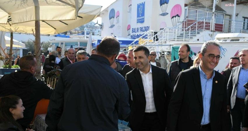 Kuşadası Belediye Başkanı &Ouml;mer G&uuml;nel, turistik &ccedil;arşılar ile Balık Hali