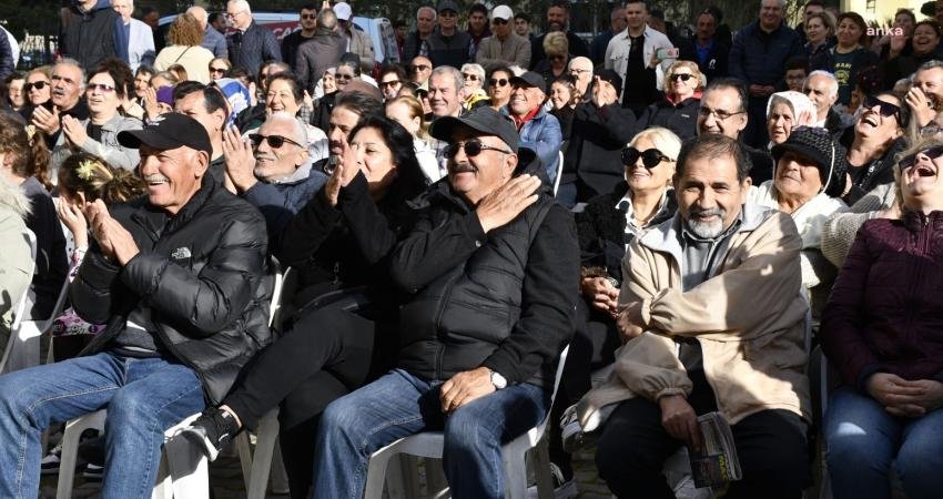 Kuşadası Belediye Başkanı &Ouml;mer G&uuml;nel, Uydukent&rsquo;te d&uuml;zenlediği toplantıda site sakinleriyle