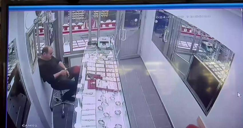 İstanbul K&uuml;&ccedil;&uuml;k&ccedil;ekmece’de, kuyumcu d&uuml;kkanına giren maskeli silahlı 2 soyguncu kuyumcu