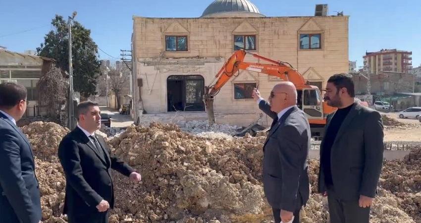 CHP Şanlıurfa Milletvekili Mahmut Tanal, Karak&ouml;pr&uuml;&rsquo;de Şanlıurfa B&uuml;y&uuml;kşehir Belediyesi&rsquo;nin yol