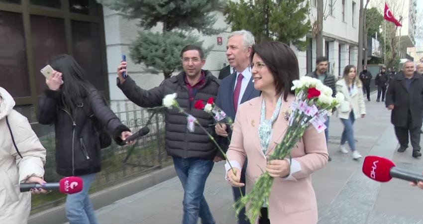 Mansur Yavaş Kızılay’da Kadınların, 8 Mart Dünya Kadınlar Günü’nü Kutladı, Karanfil Dağıttı Haber: İLEYDA ÖZMEN / Kamera: DURSUN ALKAYA Ankara Büyükşehir Belediye