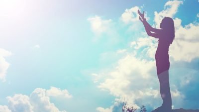 Bireyin kendisiyle ve çevresiyle dengeli etkileşimleri daim uyumlu olmak zorundadır.