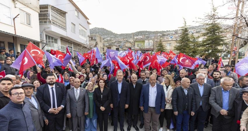 Mersin B&uuml;y&uuml;kşehir Belediye Başkanı Vahap Se&ccedil;er, G&uuml;lnar’ın Kuskan Mahallesi&rsquo;nde vatandaşlarla