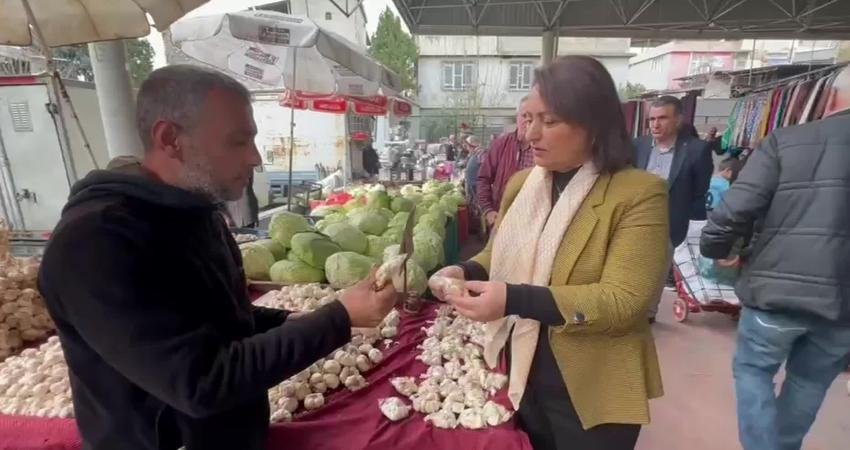 Adana’da pazarcıların ve alışveriş yapmaya gelen vatandaşların sorunlarını dinleyen CHP