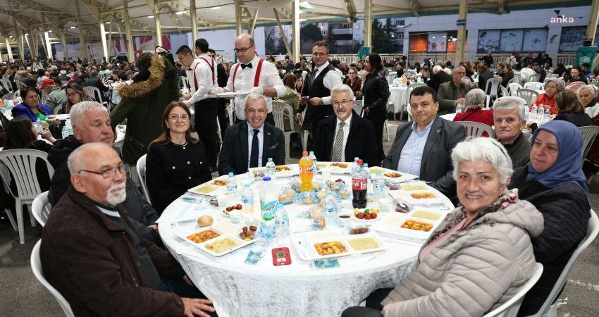 Nilüfer’de Yılın İlk İftar Sofrası İhsaniye’de Kuruldu Nilüfer’de dayanışmayı yaşatmak ve Ramazan bereketini paylaşmak için ilçelileri iftar
