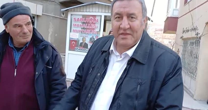 Niğde’de pazarcıların ve vatandaşın sorunlarını dinleyen CHP Niğde Milletvekili &Ouml;mer