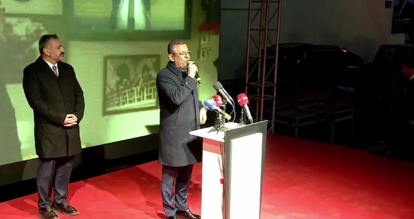 Özgür Özel: “Cumhurbaşkanı’nın Aile Yakınları İsrail ile Ticareti Sürdürüyor” Cumhuriyet Halk Partisi Genel Başkanı Özgür Özel, Konak iftar programında