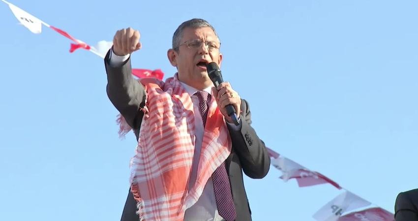 Özgür Özel, Eski Genel Başkan Kılıçdaroğlu İçin Alkış İstedi CHP Genel Başkanı Özgür Özel, emeklilerin bayram ikramiyelerini eski genel
